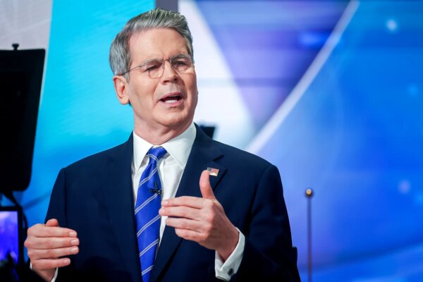 150 बुनियादी बिंदुओं या अधिक पर कम दरों पर खिलाने का आग्रह करता है