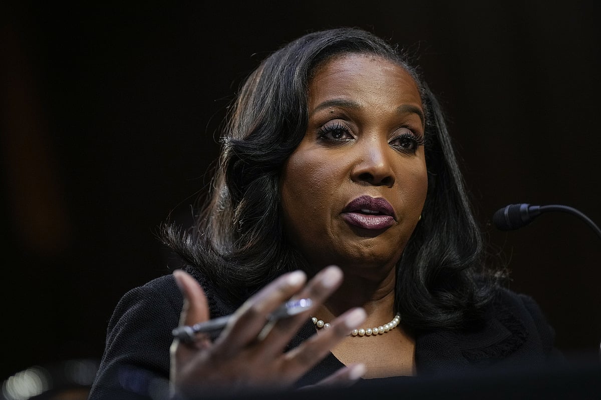 लिसा कुक सूट का कहना है कि ट्रम्प के लिए उसकी बर्खास्तगी अमेरिकी अर्थव्यवस्था को जोखिम में डालती है