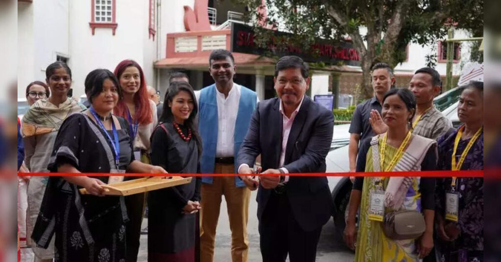 कॉनराड ने ग्रामीण उद्यमियों को सशक्त बनाने के लिए एक कार्यक्रम शुरू किया