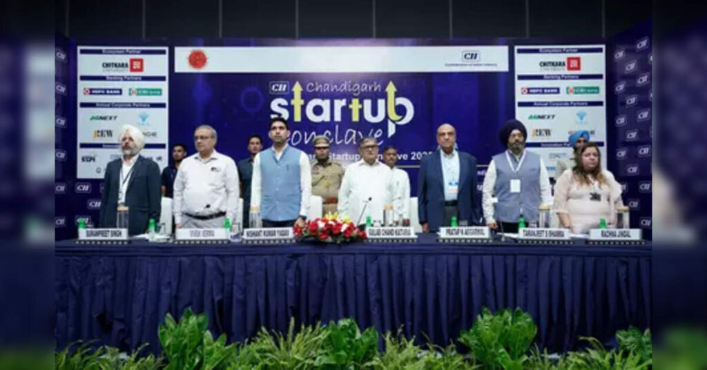 पंजाब के गवर्नर, नई कंपनियों को भारत के आर्थिक विकास के प्रमुख प्रवर्तकों के रूप में बचाव करते हैं, इकोनॉमिटाइम्सबी 2 बी