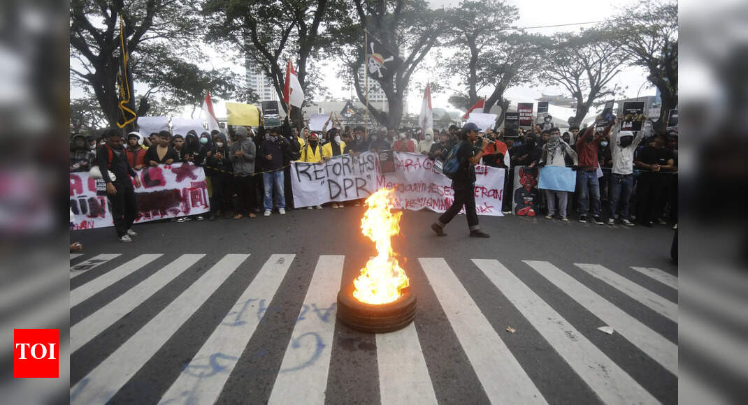 इंडोनेशिया विरोध: कम से कम 20 लापता, अधिकार समूह कहते हैं; दंगों के रूप में यकार्ता में तैनात सैन्य