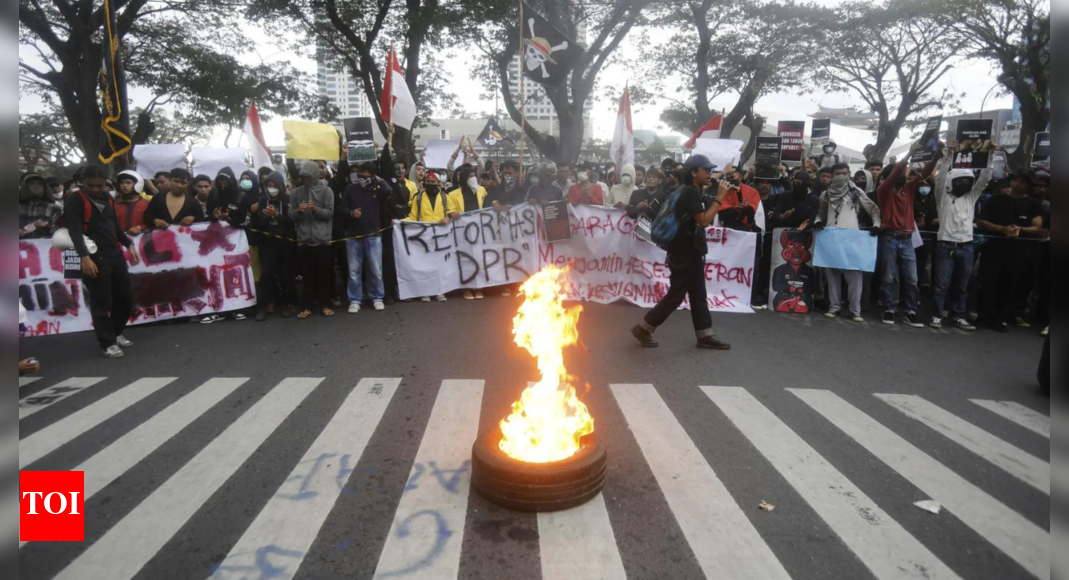 इंडोनेशिया: दमन और मौतों के बावजूद विरोध जारी है