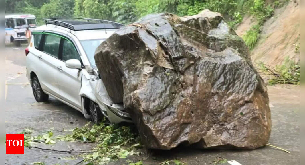 नैनीटल चिलिंग वीडियो: बड़े पैमाने पर बोल्डर कार में गिरता है; भारी बारिश राज्य की सड़कों को मौत के जाल में बदल देती है | देहरादुन से समाचार