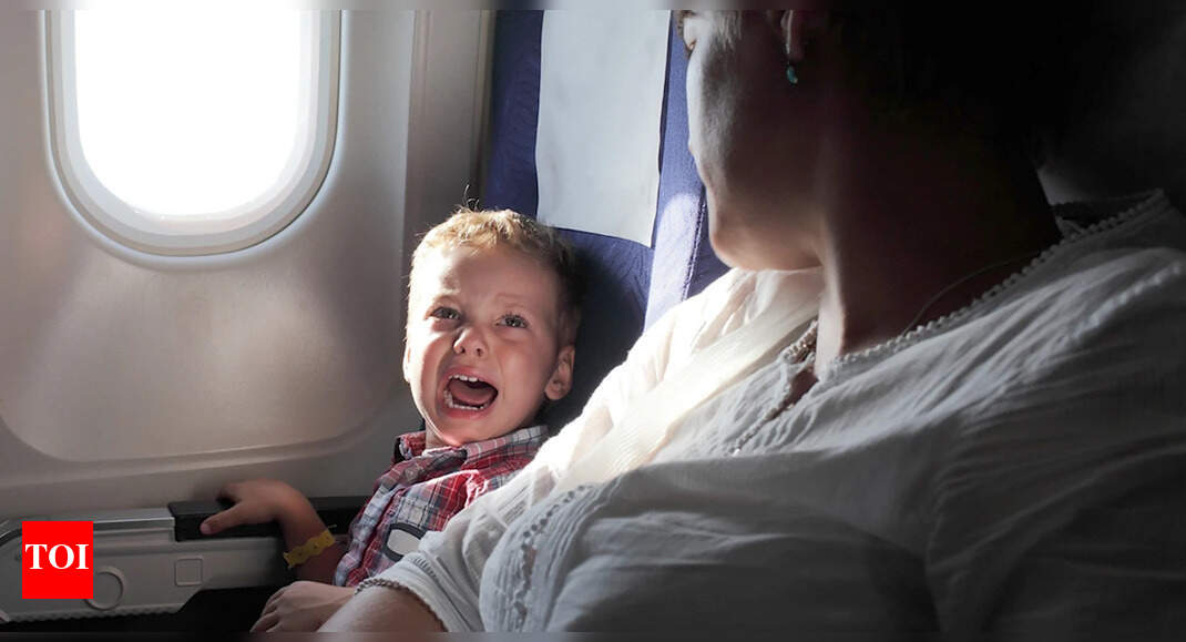आकाश में छोटे बच्चों का आतंक: अराजकता बिना किसी सीट के बिना किसी सीट के एक होड़ के बाद उड़ान में प्रवेश करती है: यात्री माँ की आलोचना करते हैं ‘बिना तैयारी के’
