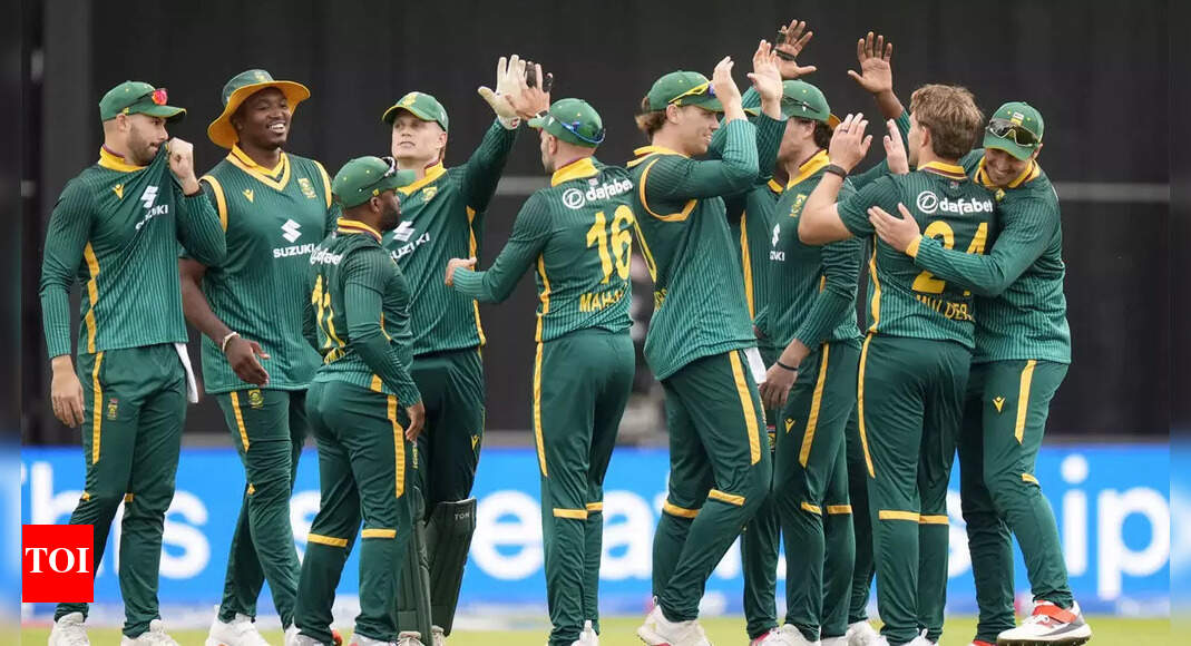 Eng बनाम SA 1ST ODI: केशव महाराज, Aiden Markram Shine As दक्षिण अफ्रीका के रूप में 7 विकेट के लिए इंग्लैंड थ्रैश | क्रिकेट समाचार