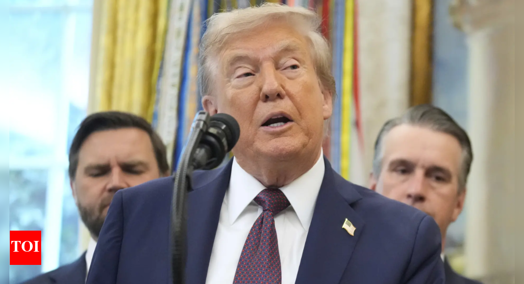 ‘दैट इज एआई’: ट्रम्प ने खिड़की से बाहर फेंके गए व्हाइट हाउस ऑफ ऑब्जेक्ट के वायरल वीडियो पर प्रतिक्रिया दी; समझाएं कि ऐसा क्यों नहीं हो सकता