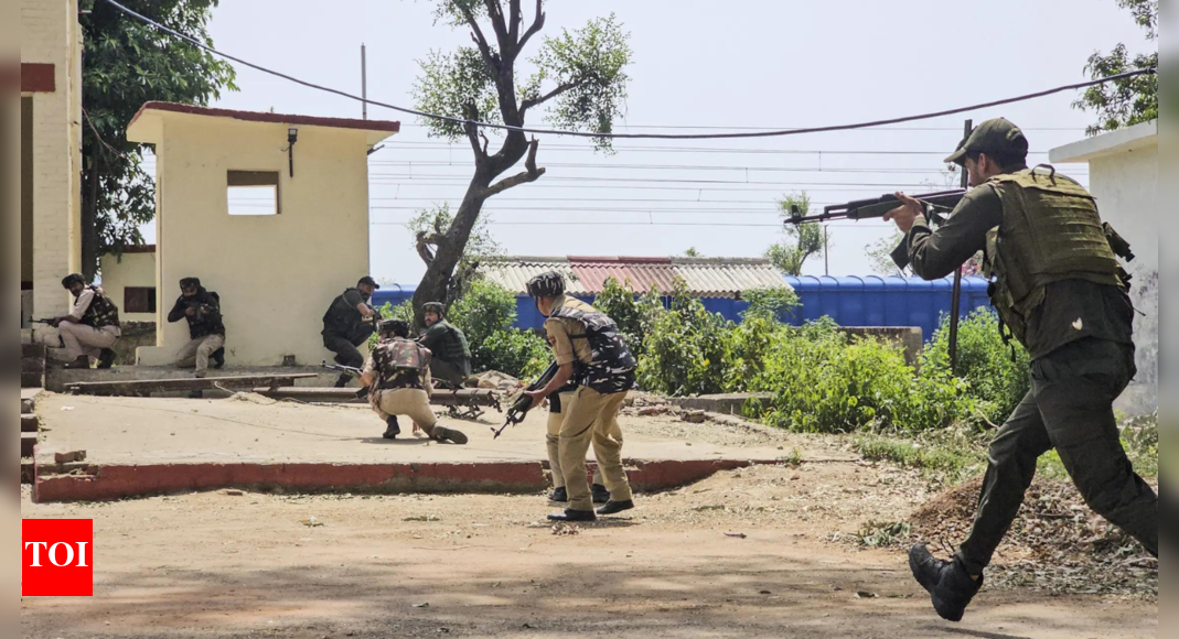 शत्रुतापूर्ण जलवायु के बीच में, सर्च ओपी जारी है पुंच में | भारत समाचार