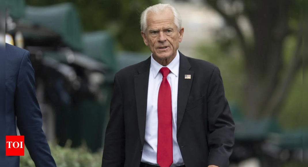 ‘ट्रूप ऑफ़ द कॉलोनियल एरा’: हिंदू समूह के झंडे पीटर नवारो ब्राह्मणों के संकेत; उसे अलविदा कहने के लिए डोनाल्ड ट्रम्प बनाएं