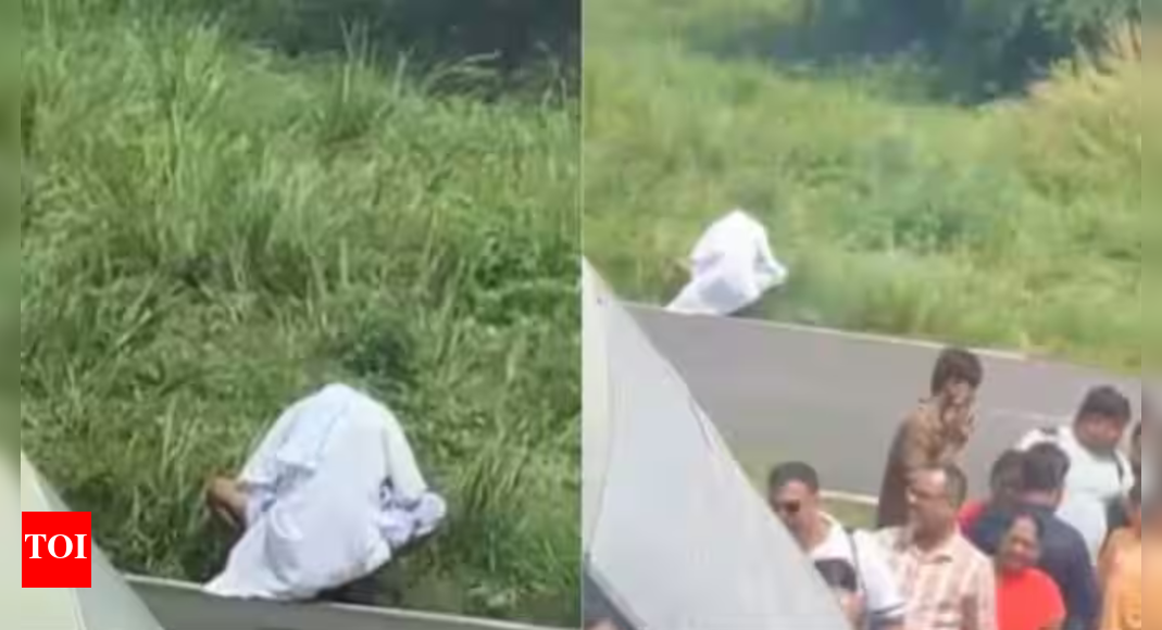 ट्रैक की सरसराहट? कुर्त-पजामा के स्क्वैट्स में आदमी विमानों के बगल में पेशाब करने के लिए; पायलट का वायरल वीडियो इंटरनेट को विभाजित करता है | भारत समाचार