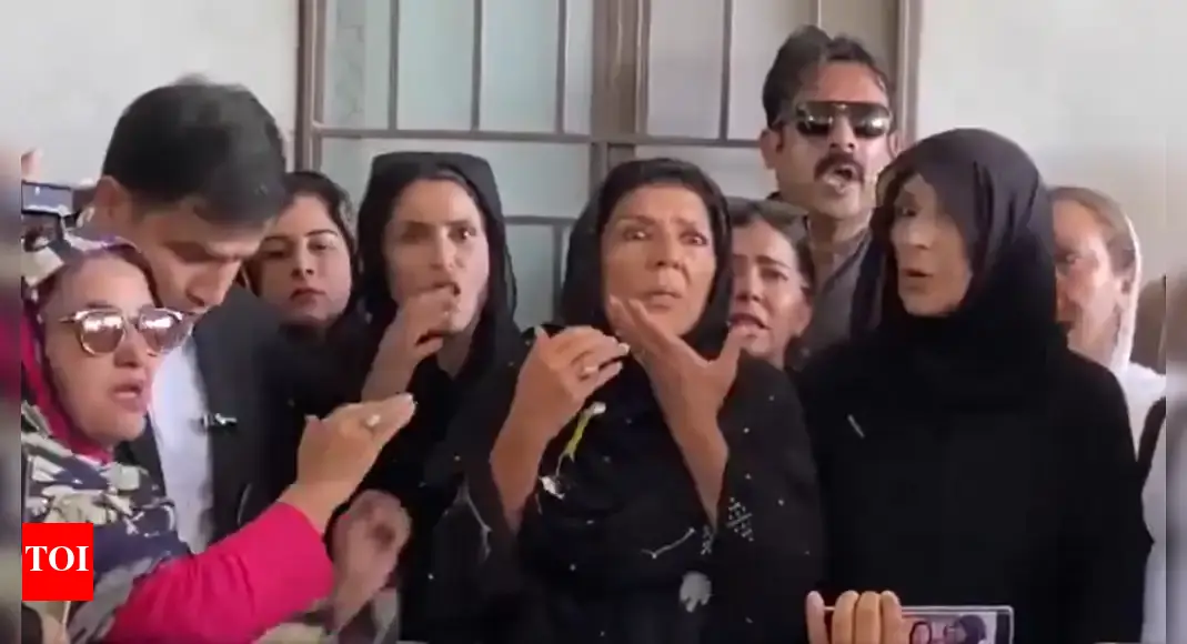 ‘कैमरे द्वारा फंसी’: पाकिस्तान के पूर्व प्रधान मंत्री की बहन, पूर्व इमरान खान की बहन, ने अंडे को मारा – वीडियो