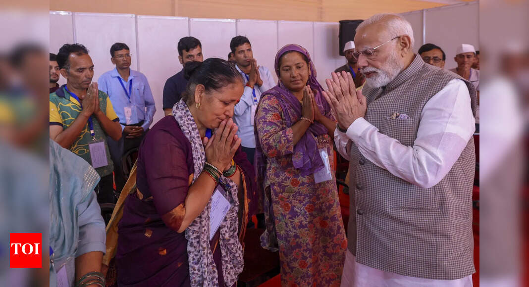प्रधान मंत्री मोदी ने बाढ़ से प्रभावित उत्तराखंड के लिए 1.2 बिलियन रुपये की मदद की घोषणा की, देहरादुन में पीड़ितों से मिलते हैं। भारत समाचार