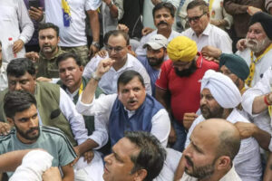 AAP सांसद को श्रीनगर को बनाए रखने से रोकने के लिए COPS लॉक सर्किट हाउस गेट, फारूक से मिलना | भारत समाचार