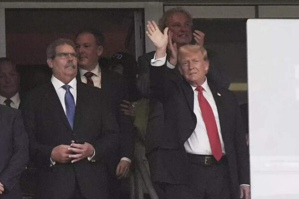 घड़ी: डोनाल्ड ट्रम्प ने न्यूयॉर्क में यांकी स्टेडियम में बू किया; यूएस ओपन जेयर्स की गूँज