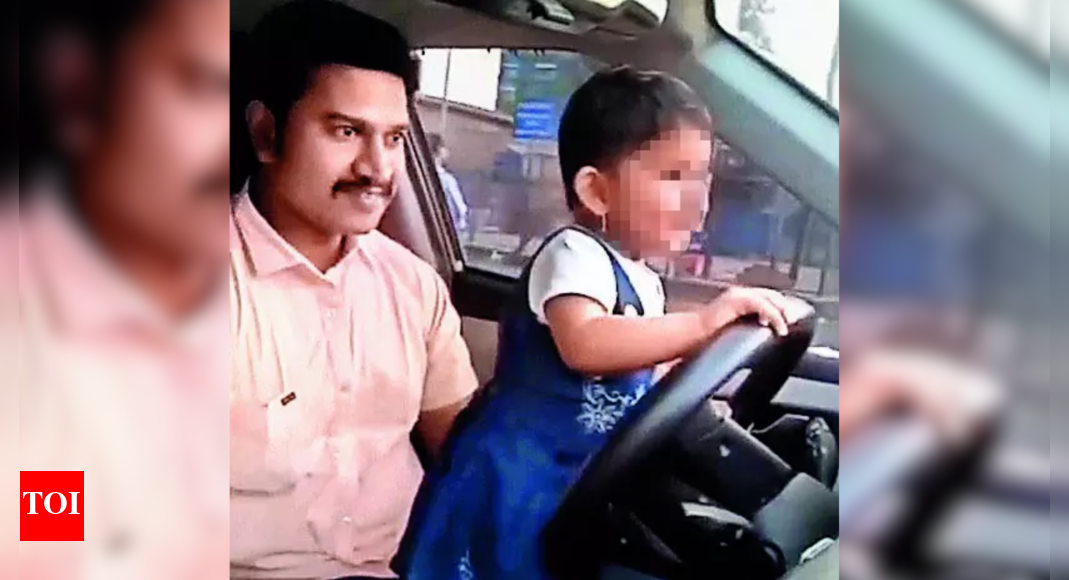 नवी मुंबई: पुलिस की आधिकारिक फिल्में पहिया के पीछे एक बच्चे के साथ कार में डगमगाती हैं; पंजीकृत मामला | नवी मुंबई न्यूज