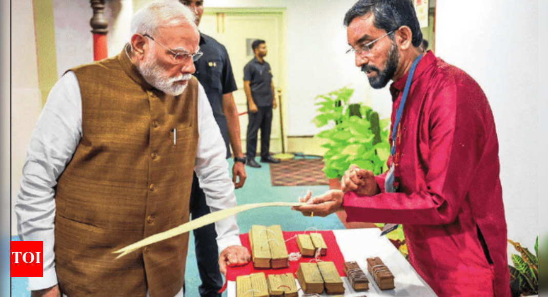 पांडुलिपियों को डिजिटाइज़ करें, बौद्धिक चोरी को रोकें: पीएम मोदी | भारत समाचार