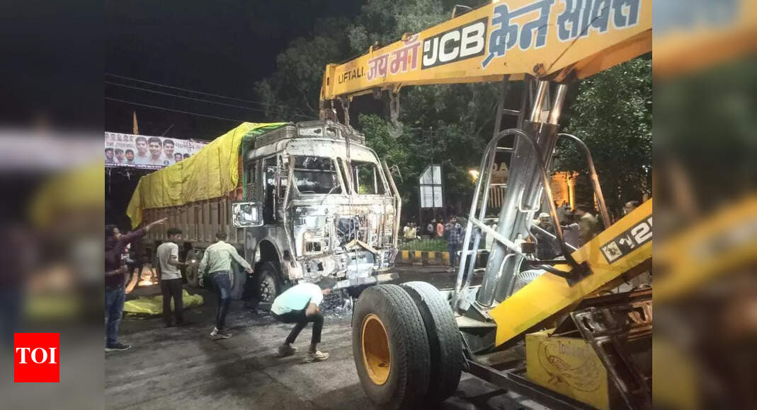 ट्रक इंदौर में लोगों पर चलता है, माफिया द्वारा जलाया जाता है; 2 मृत, कई घायल | भारत समाचार