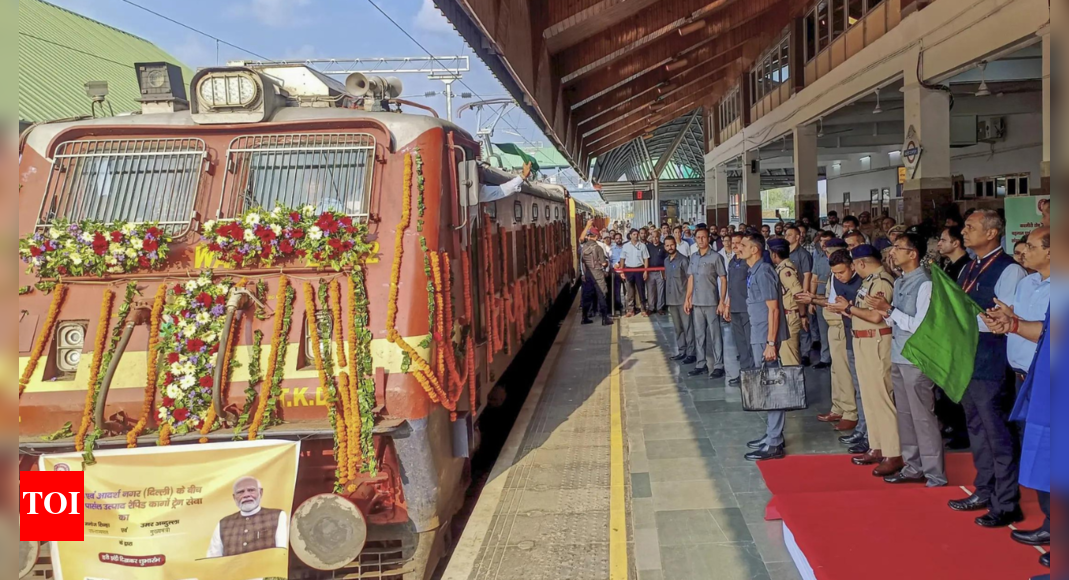 दिल्ली में चिह्नित पहेली सेब के साथ पैकेज ट्रेन; मंडिस श्रीनगर-जमू रोड विरोध | भारत समाचार