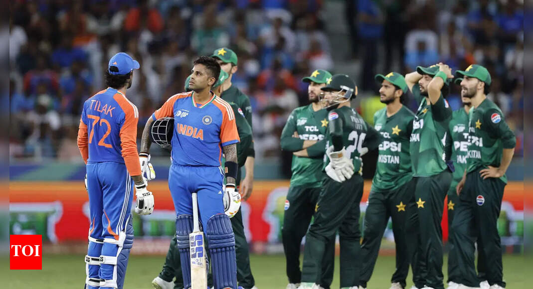 Ind बनाम पाक हैंडशेक के एशिया एशिया एशिया कप के बाद, भारत सुपर 4s के लिए योग्य है; उन्मूलन के किनारे पर पाकिस्तान | क्रिकेट समाचार