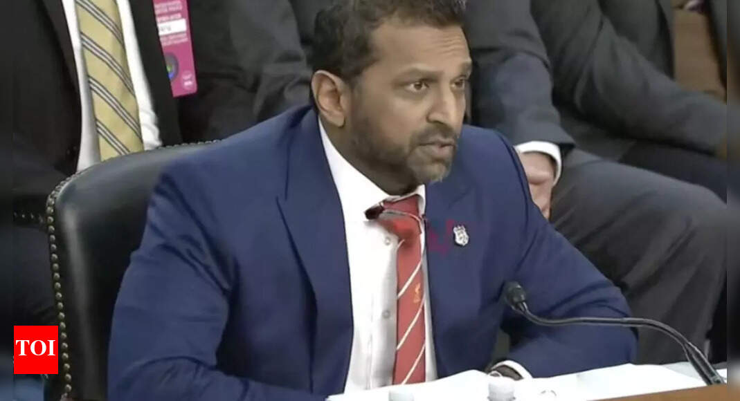 क्या काश पटेल सीनेट के दर्शकों का सामना करते हुए लिवरपूल एफसी टाई पहनते हैं?