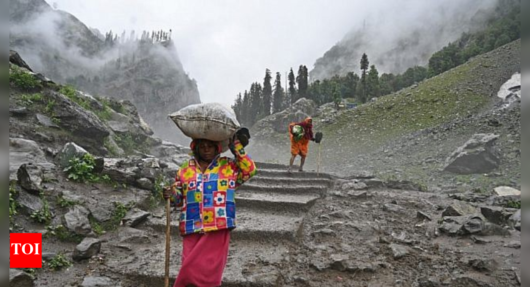 सड़कों के बंद होने से कश्मीर में राजनीतिक तापमान बढ़ता है; नेट ने घाटी की अर्थव्यवस्था को वरदा फ्रूटल अर्थ के ट्रकों के रूप में गला घोंटने की साजिश का आरोप लगाया भारत समाचार