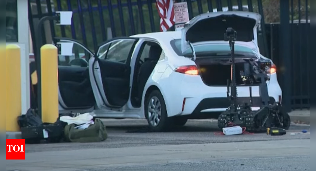 ‘टेरर एक्ट’: एफबीआई पिट्सबर्ग कार्यालय के दरवाजे पर रामस रामस पुरुषों की कार; संदिग्ध पैदल ही दृश्य से उड़ता है