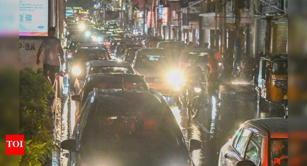 श्रीनगर-जम्मू NH-44 20 दिनों के बाद यातायात के लिए खुलता है | भारत समाचार