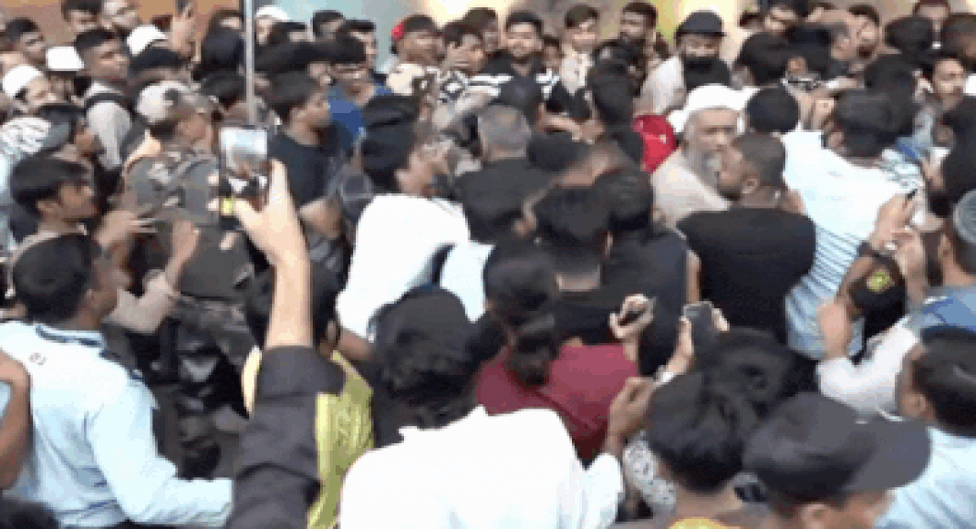 शर्मेड, ब्लो एंड थ्रस्ट: iPhone 17 उन्माद मुंबई सेब की दुकान में हिंसक हो जाता है – देखो वीडियो | भारत समाचार