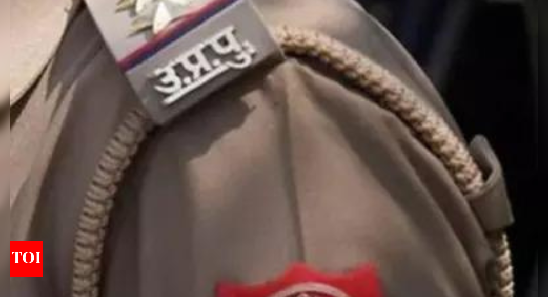 यूपी पुलिसकर्मी एसएसपी की मां का इलाज करने के लिए जिला अस्पताल के डॉक्टर को देखें | भारत समाचार