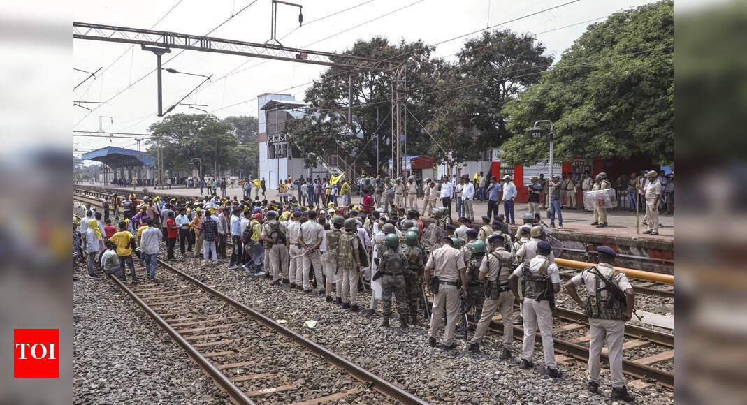 यात्री झारखंड में फंसे हुए थे, जबकि कुर्मी ने रेलवे मार्गों का विरोध किया था भारत समाचार