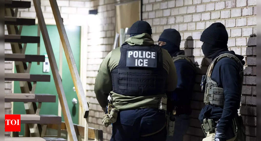 ‘हमारी विविधता का बचाव करें’: कैलिफोर्निया के निषेध कानून के आवेदन के लिए मुखौटे का सामना करते हैं, संघीय एजेंट; संयुक्त राज्य अमेरिका का पहला राज्य। इस तरह के कानून के साथ