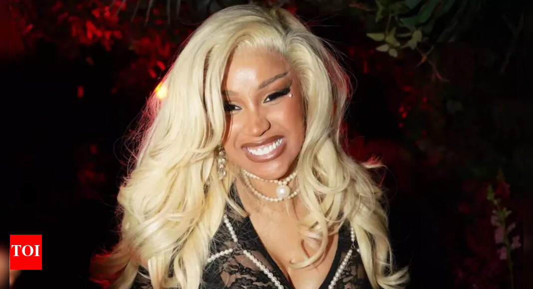 कार्डी बारगैगरा ने पितृत्व के नाटक को संबोधित किया है जो आलोचकों के लिए परिसरों के बिना संदेश के साथ स्टीफन डिग्स को घेरता है। एनएफएल समाचार