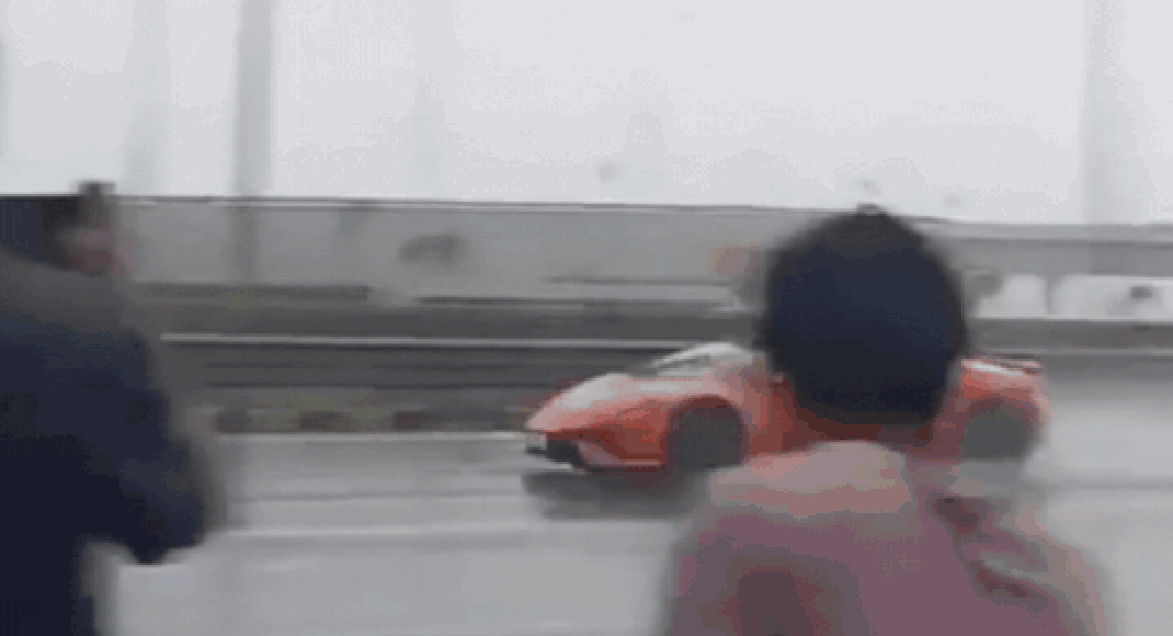 घड़ी: मुंबई में तटीय सड़क के विभाजक के खिलाफ लेम्बोर्गिनी तेज गति से दुर्घटनाग्रस्त हो गया | मुंबई न्यूज