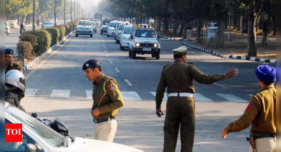 राजनीतिक नेताओं के कारवां गुस्से और विरोध का कारण क्यों बन सकते हैं