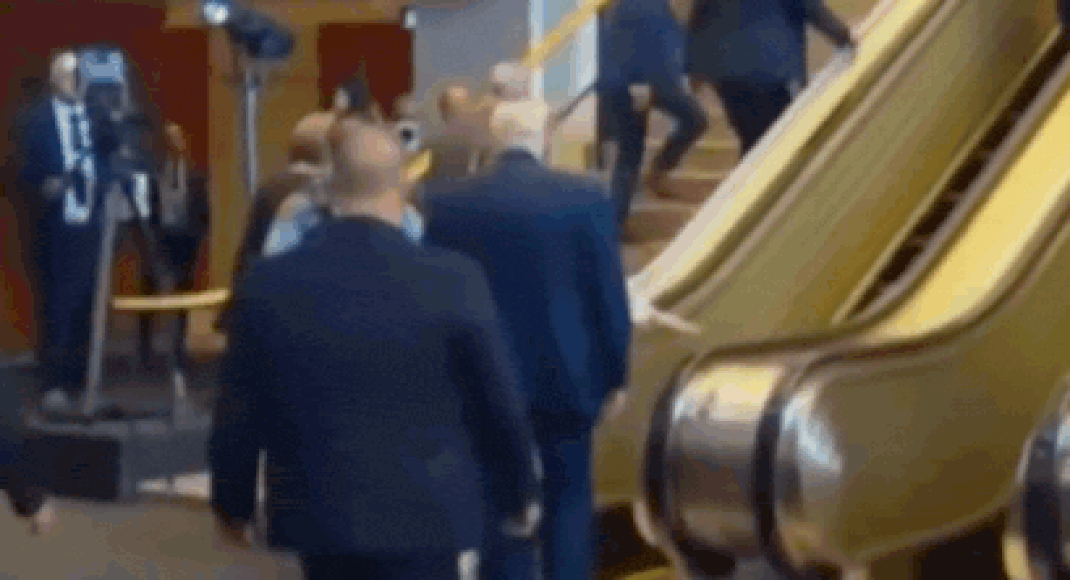 गड़बड़ या एक desaite? संयुक्त राष्ट्र की सीढ़ी उस समय रुकती है जब डोनाल्ड ट्रम्प और मेलानिया ट्रम्प इस पर कदम – देखो