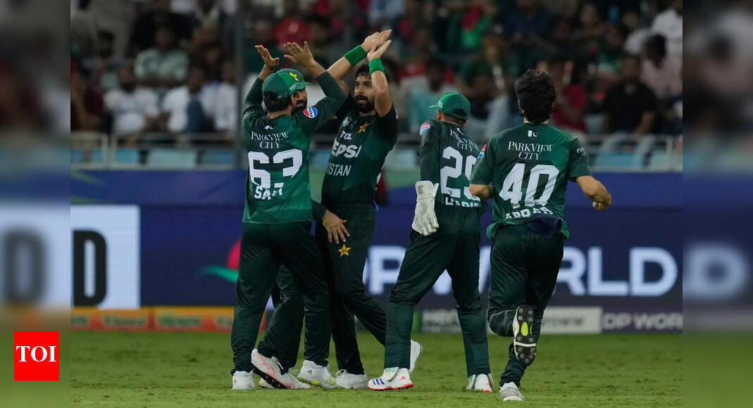 ‘इंडिया को छदना नाहि’ – पाकिस्तानी प्रशंसक एशिया कप फाइनल से पहले हरिस राउफ के साथ वायरल हिलाता है। क्रिकेट समाचार