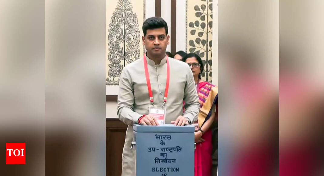 ‘महाराष्ट्र के लिए नहीं’: शिंदे शिंदे हिट्स एमएनएस, यूबीटी गठबंधन; वह कहता है कि लिंक ‘पारिवारिक नीति’ है | भारत समाचार