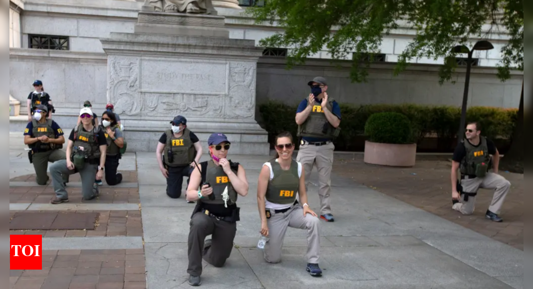 ब्लैक लाइव्स मैटर फॉलआउट: एफबीआई एजेंटों ने जॉर्ज फ्लॉयड शॉट द्वारा 2020 के विरोध के लिए घुटने टेकने की तस्वीर खींची; रिपोर्ट में कहा गया है कि लगभग 20 निकाल दिया गया