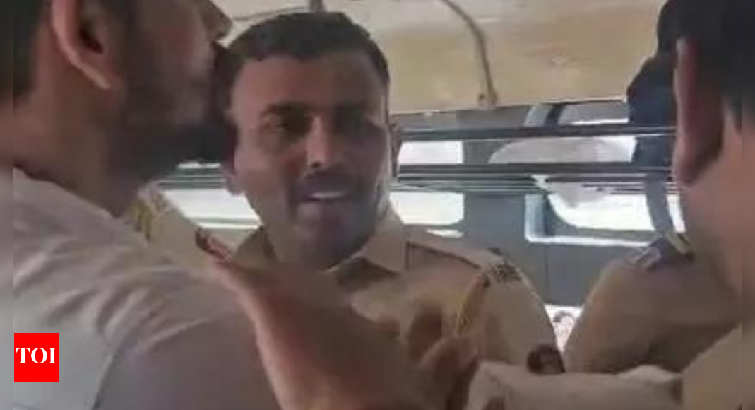 ‘कहा कि वह आगे बढ़ता है’: 4 उपप्रकार कल्याण सत्र अदालत में पुलिस पर हमला करते हैं; घायल अधिकारी | मुंबई न्यूज