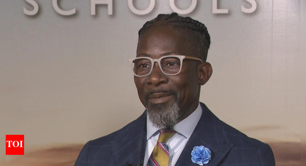 इयान रॉबर्ट्स कौन है? आयोवा के सबसे बड़े स्कूल जिले के अधीक्षक ने हम पर रहने और काम करने के लिए बर्फ द्वारा गिरफ्तार किया