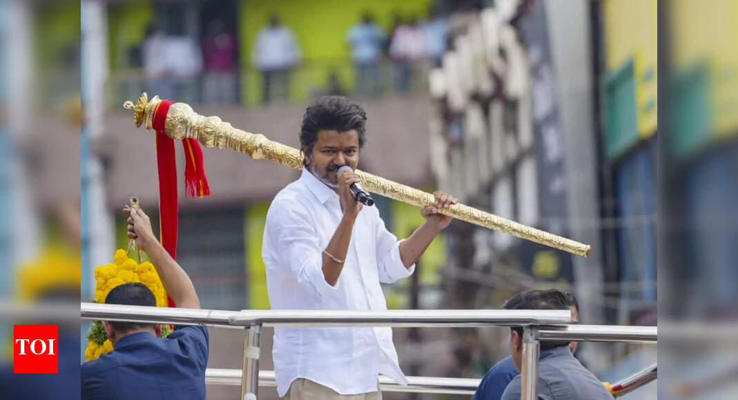 टीवीके रैली त्रासदी: विजय करूर रैली में भगदड़ की स्थिति; कम से कम 10 मृत और 30 घायल | भारत समाचार