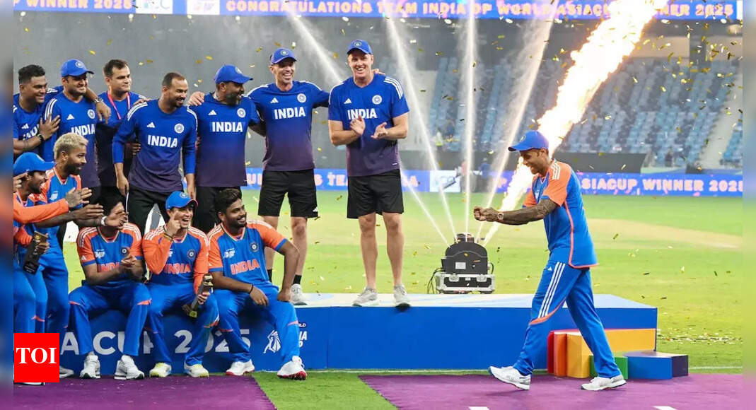 सूर्यकुमार यादव ने एशिया कप की जीत के बाद रोहित शर्मा की नकल क्यों की? यहाँ इतिहास का अनसुना है | क्रिकेट समाचार