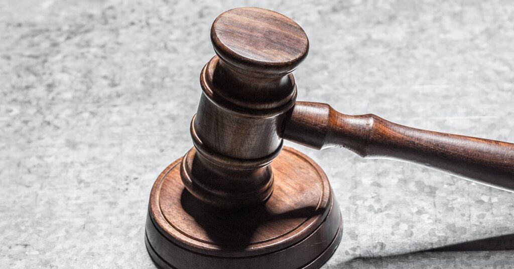 गुजरात अदालत अखंड समूह की मानहानि की मांग पर अखबार अभिशीय शर्मा और परुलेकर को नोटिस करती है