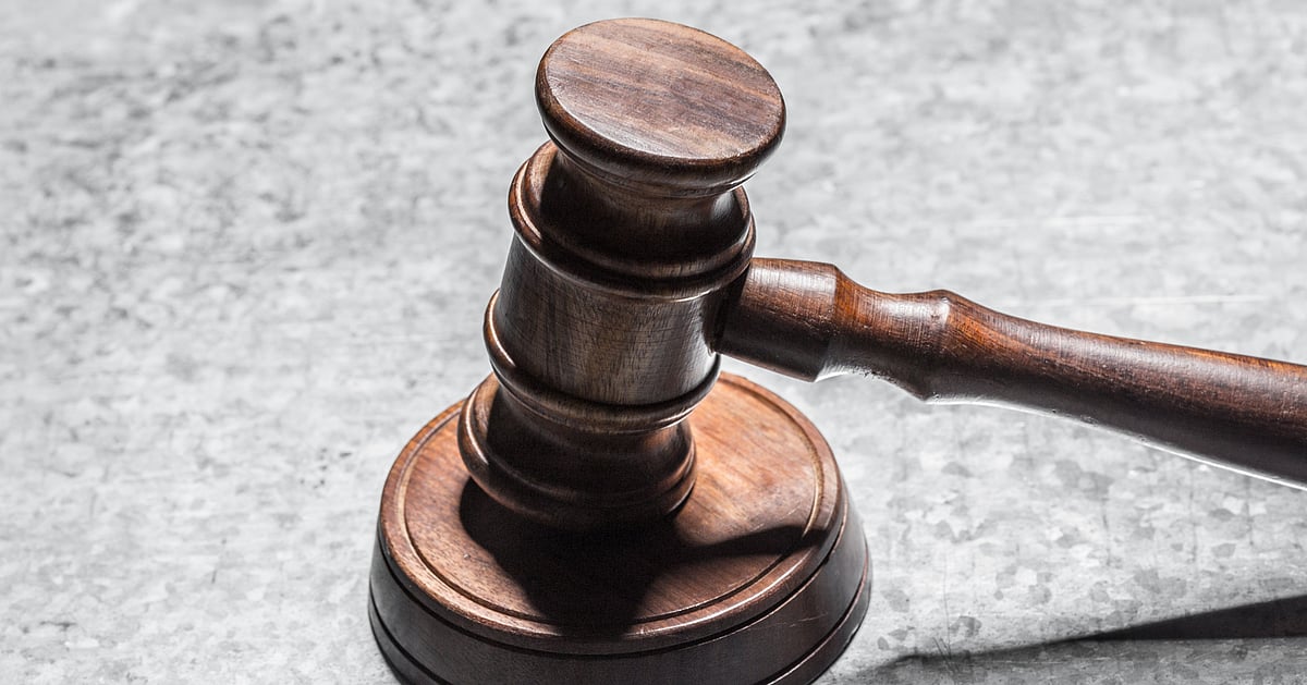 गुजरात अदालत अखंड समूह की मानहानि की मांग पर अखबार अभिशीय शर्मा और परुलेकर को नोटिस करती है