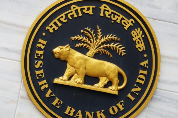 निर्यातकों से बॉन्ड व्यापारियों तक, आरबीआई ने हस्तक्षेप करने के लिए कॉल का सामना किया