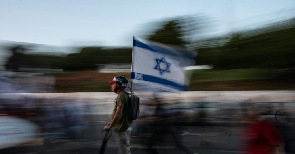 ट्रम्प व्यापक संघर्ष जोखिमों का हवाला देते हुए हमले की आलोचना करते हैं ट्रम्प व्यापक संघर्ष जोखिमों का हवाला देते हुए हमले की आलोचना करते हैं