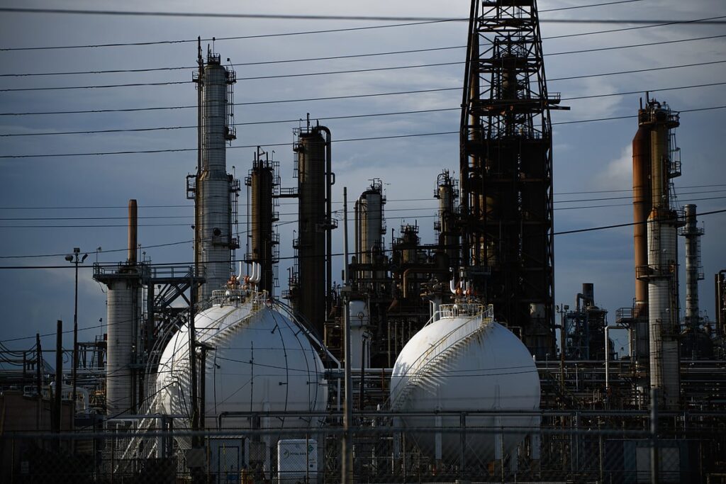 फीडिंग दर में कटौती के बाद पेट्रोलियम में कमी है, अमेरिकी ईंधन भंडार में वृद्धि।