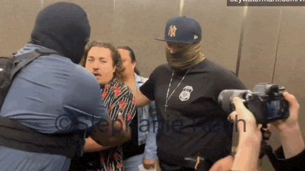 पत्रकारों के साथ फुल: फेडरल एजेंट न्यूयॉर्क इमिग्रेशन कोर्ट में संवाददाताओं को धक्का देते हैं – वीडियो