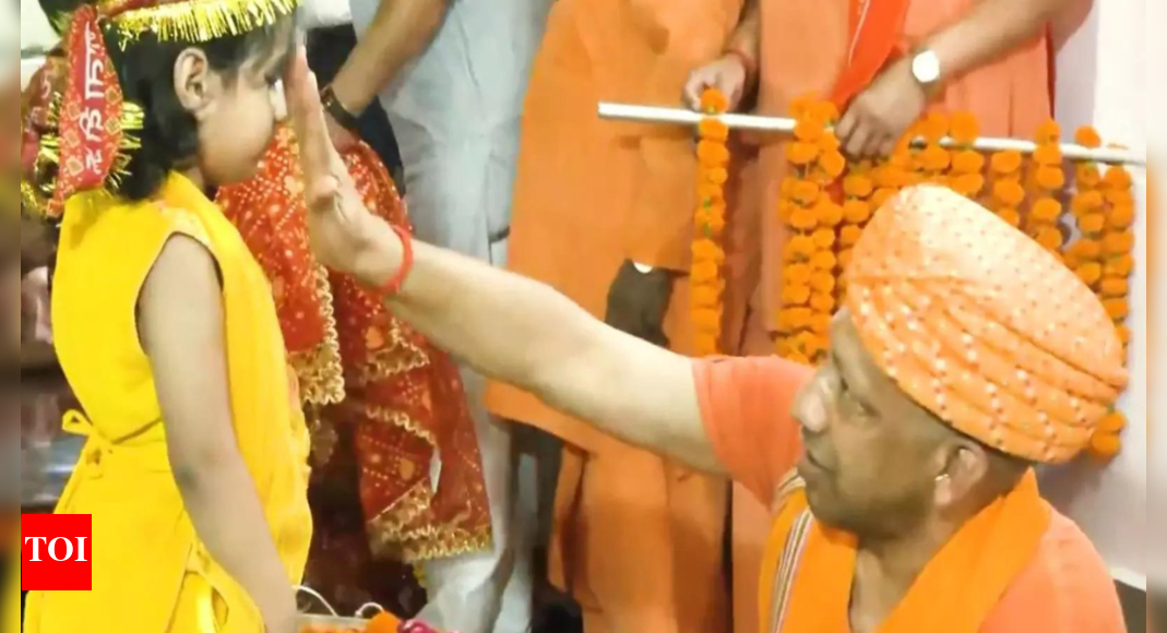 अप सीएम योगी कन्या पुजान गोरखनाथ मंदिर में महा नवामी में | भारत समाचार