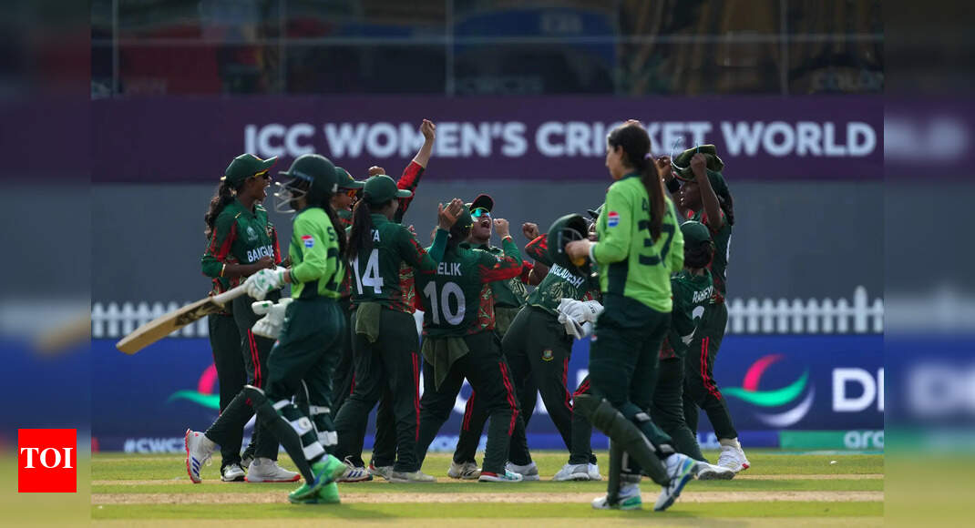 विवाद एक पाकिस्तानी टिप्पणीकार के रूप में विस्फोट होता है, जो महिला विश्व कप मैच के दौरान ‘अज़ाद कैशमिरो’ को संदर्भित करता है। क्रिकेट समाचार