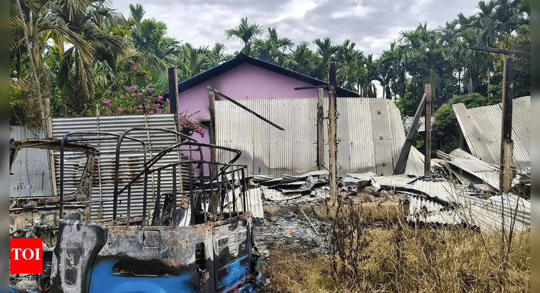 असम के गोलाघाट में आग की लपटों के घरों में नागालैंड के कथित अपराधियों | भारत समाचार